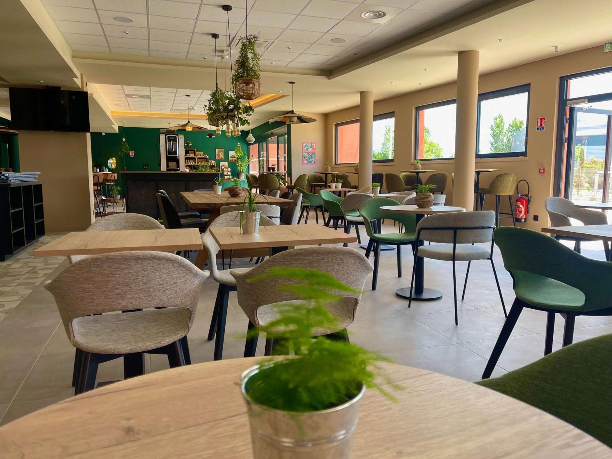 Ibis Budget Porte De Camargue Saint-Martin-de-Crau Bagian luar foto