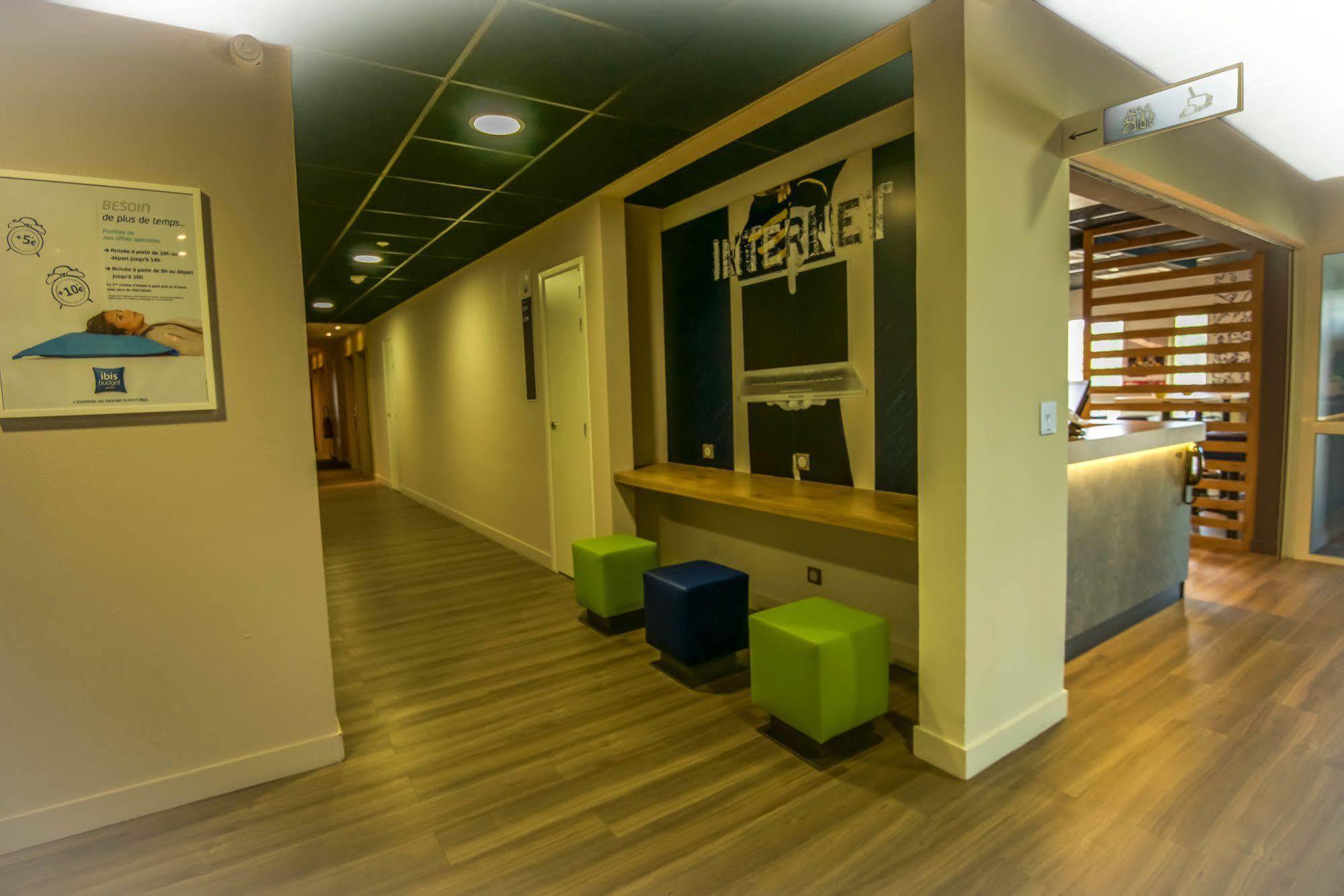 Ibis Budget Porte De Camargue Saint-Martin-de-Crau Bagian luar foto