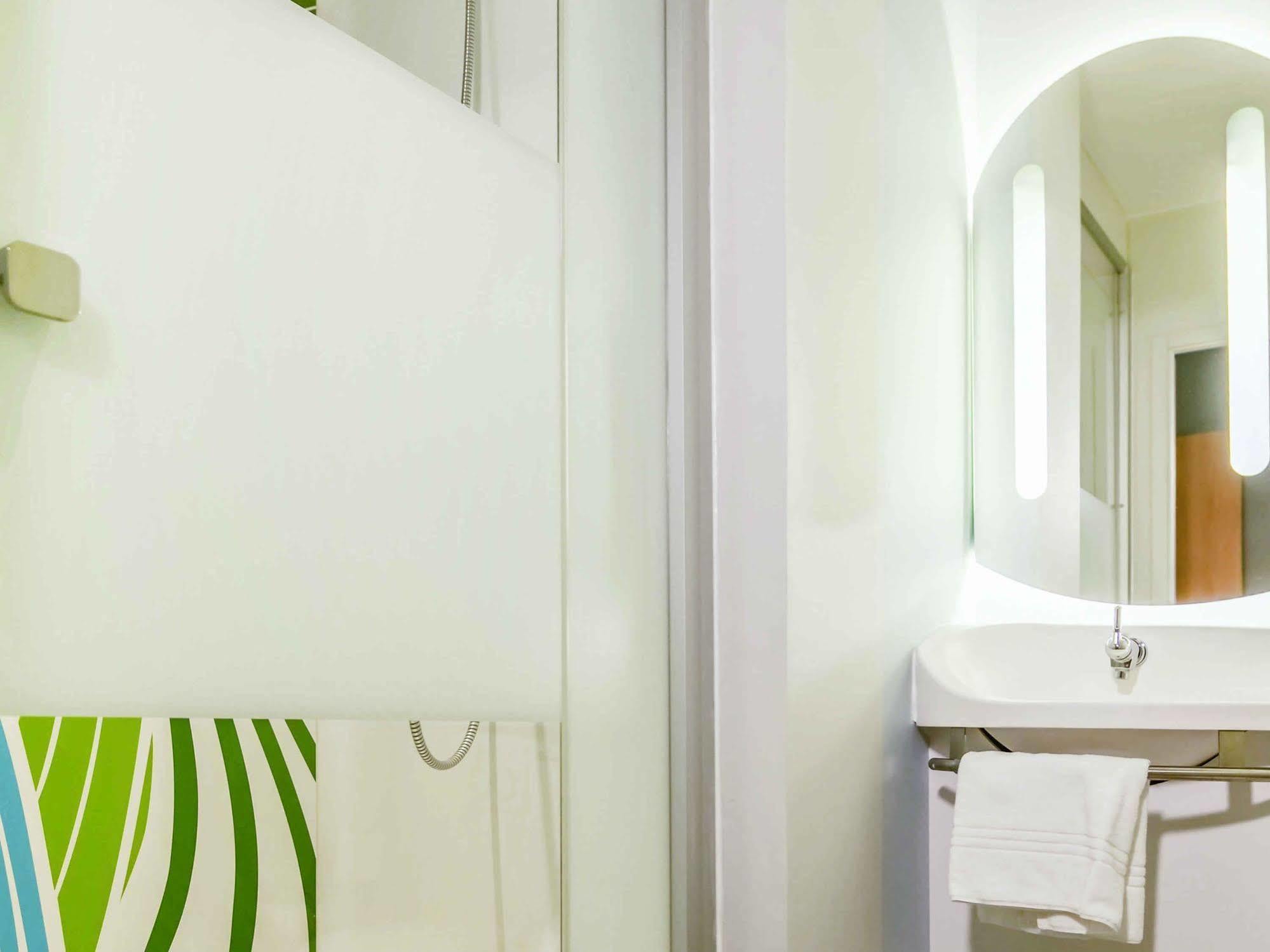 Ibis Budget Porte De Camargue Saint-Martin-de-Crau Bagian luar foto