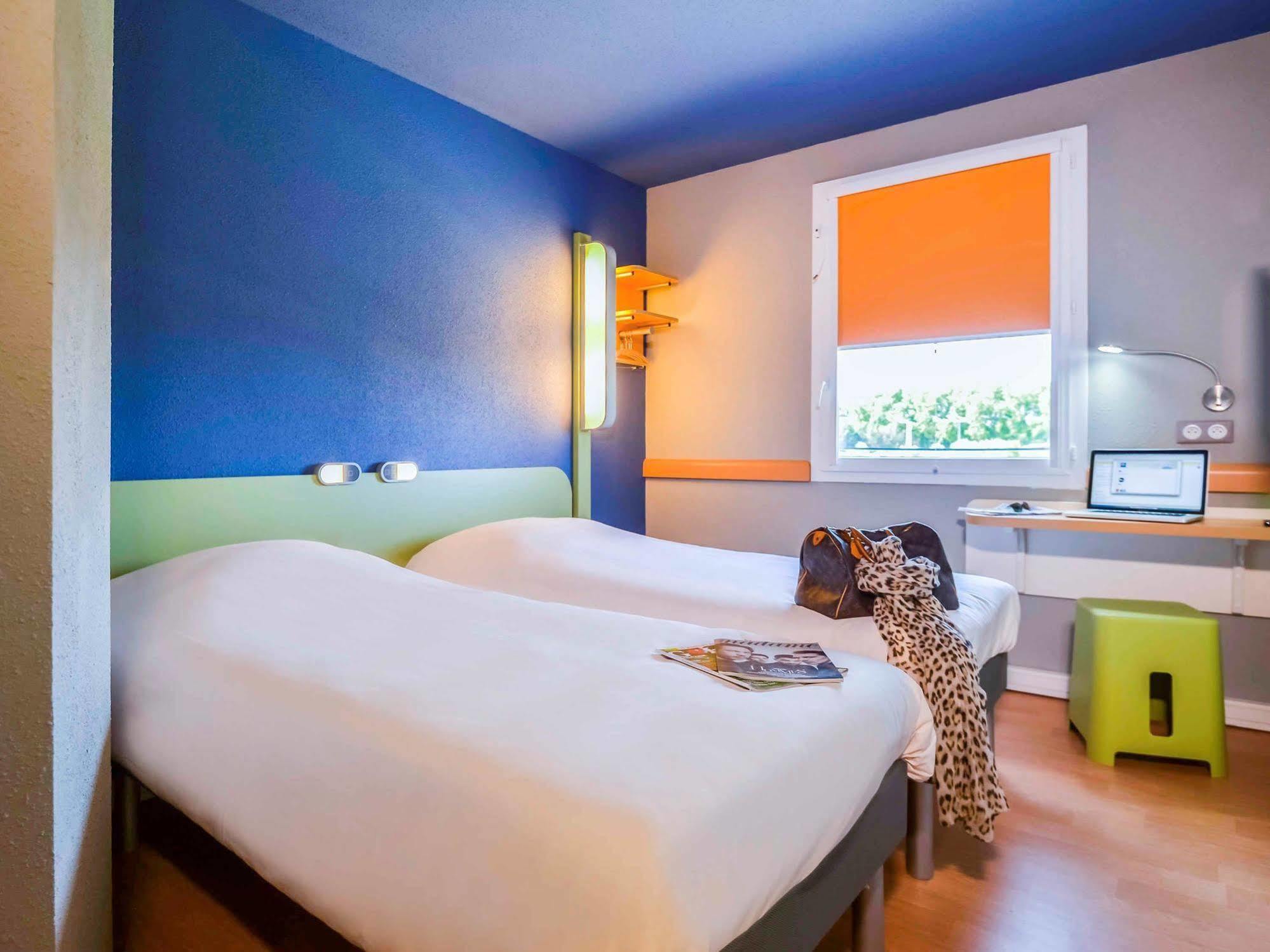 Ibis Budget Porte De Camargue Saint-Martin-de-Crau Bagian luar foto