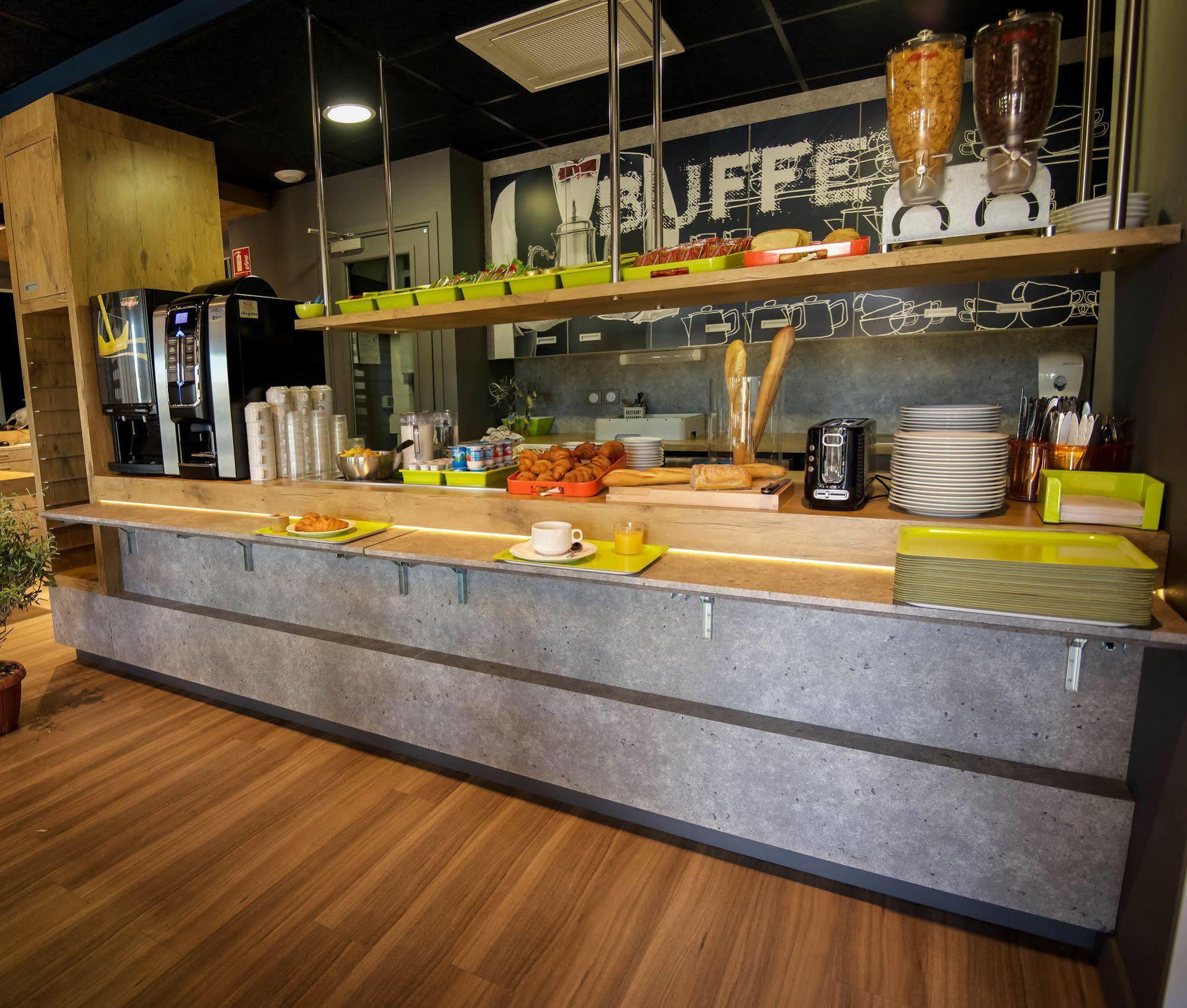Ibis Budget Porte De Camargue Saint-Martin-de-Crau Bagian luar foto