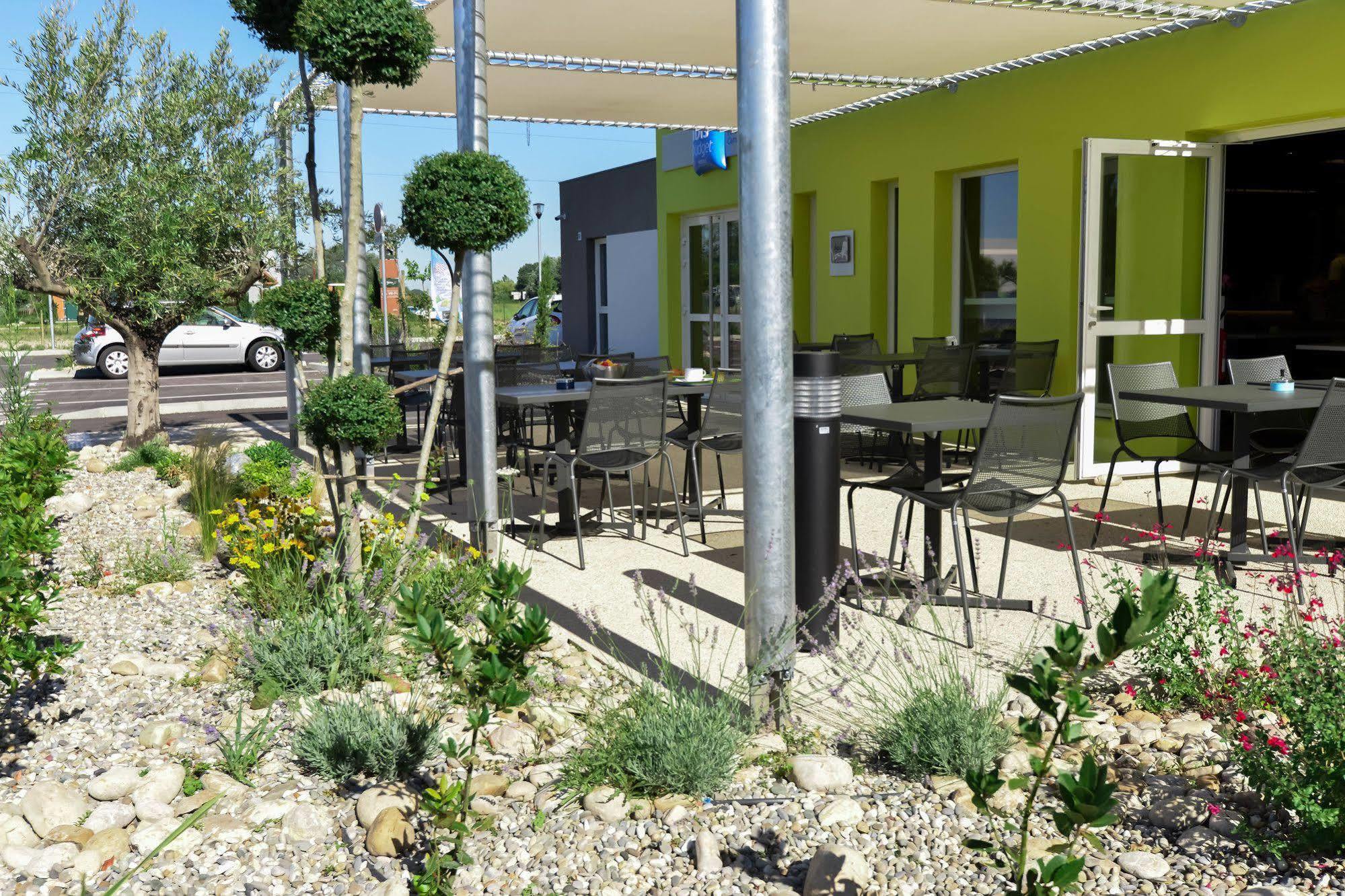 Ibis Budget Porte De Camargue Saint-Martin-de-Crau Bagian luar foto